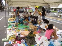 キッズフリマを開催しました。 子供たちが使わなくなったおもちゃ等を売っていました。